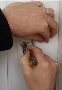 Illustration - Ouverture de porte par un serrurier : mode d'emploi