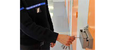 Illustration - Un réseau de faux serruriers derrière les barreaux